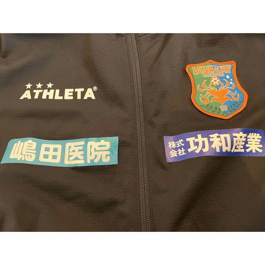 ATHLETA(アスレタ)のヴァンラーレ八戸 選手支給 トレーニングウェア 上下　フルスポンサー スポーツ/アウトドアのサッカー/フットサル(ウェア)の商品写真