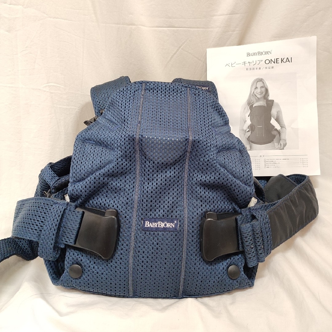 BABYBJORN(ベビービョルン)の美品✨ベビービョルン 抱っこ紐 ワンカイエアー ネイビー　エアメッシュ 説明書付 キッズ/ベビー/マタニティの外出/移動用品(抱っこひも/おんぶひも)の商品写真