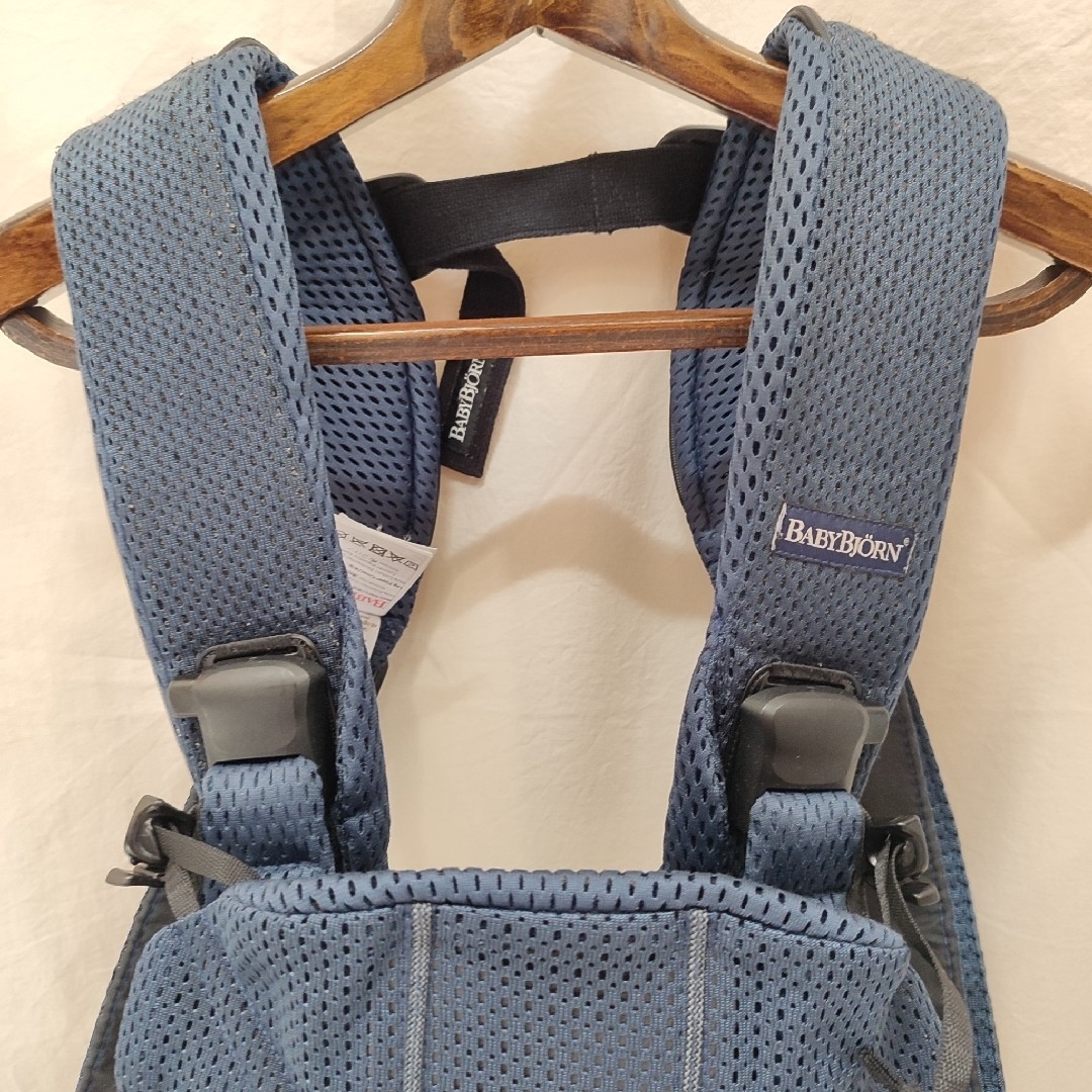 BABYBJORN(ベビービョルン)の美品✨ベビービョルン 抱っこ紐 ワンカイエアー ネイビー　エアメッシュ 説明書付 キッズ/ベビー/マタニティの外出/移動用品(抱っこひも/おんぶひも)の商品写真