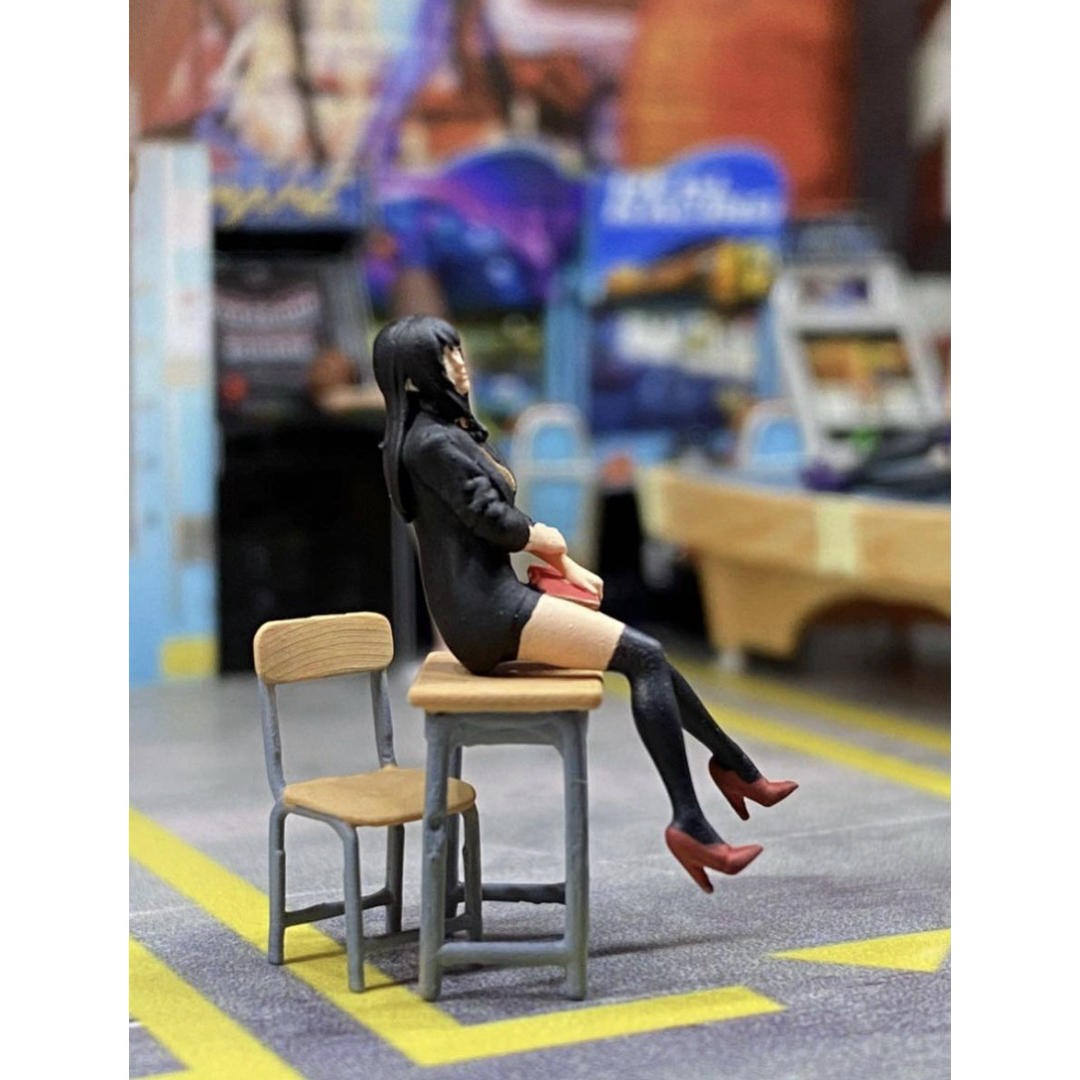 1/64 スケール　ジオラマ美人教師ナイスボディーフィギュア女性教師椅子机セット ハンドメイドのおもちゃ(フィギュア)の商品写真