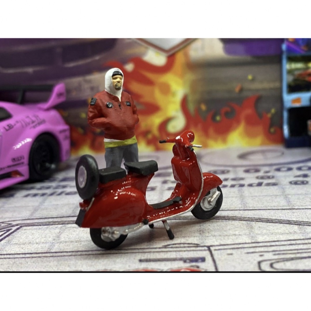 1/64 スケール　ジオラマ　ミニバイク　赤　男性　フィギュア　限定出品 ハンドメイドのおもちゃ(フィギュア)の商品写真