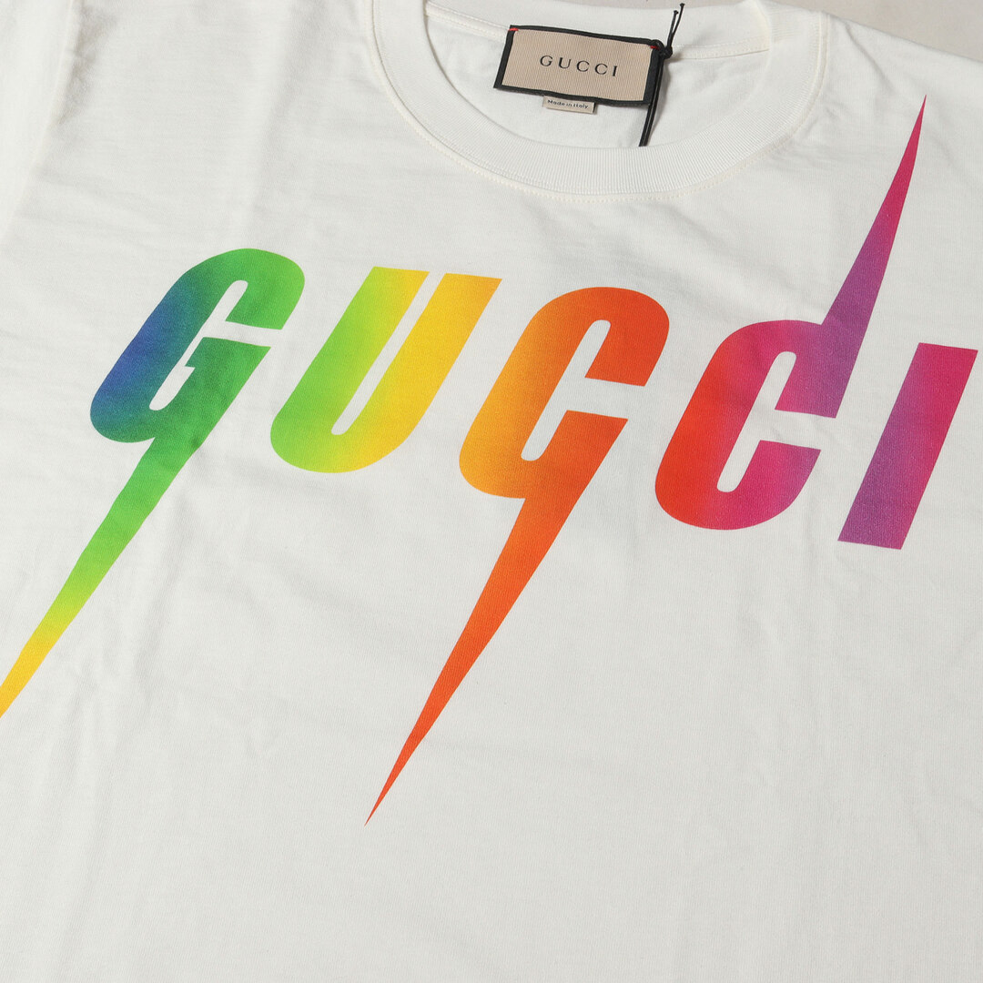 Gucci(グッチ)の新品 GUCCI グッチ Tシャツ サイズ:XS 現行モデル マルチカラー ブレード ロゴ クルーネック 半袖Tシャツ オーバーサイズフィット オフホワイト 白 イタリア製 トップス カットソー【メンズ】 メンズのトップス(Tシャツ/カットソー(半袖/袖なし))の商品写真