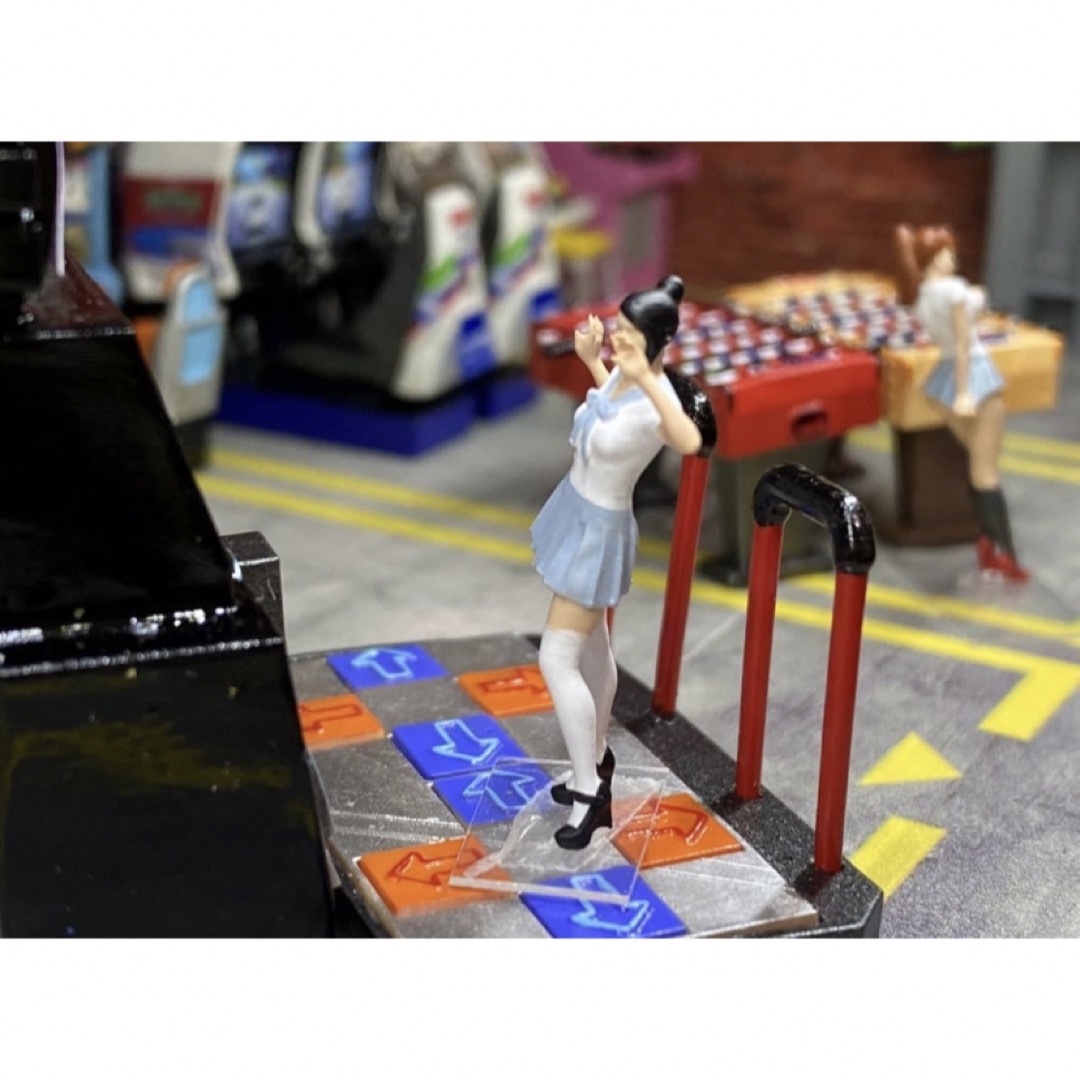 1/64 スケール　ジオラマ　ダンス女子高生風　フィギュア　塗装　トミカサイズ ハンドメイドのおもちゃ(フィギュア)の商品写真