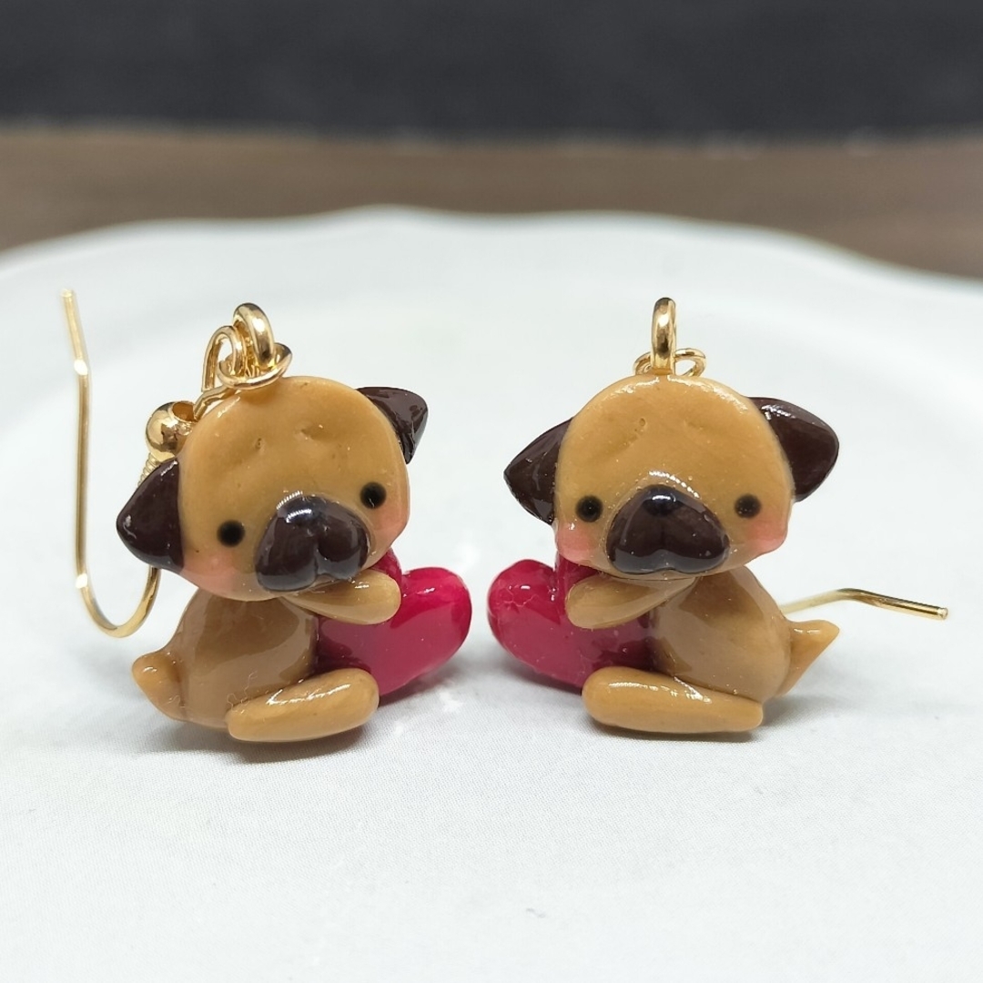 ハートをギュッと！パグピアス ハンドメイドのアクセサリー(ピアス)の商品写真