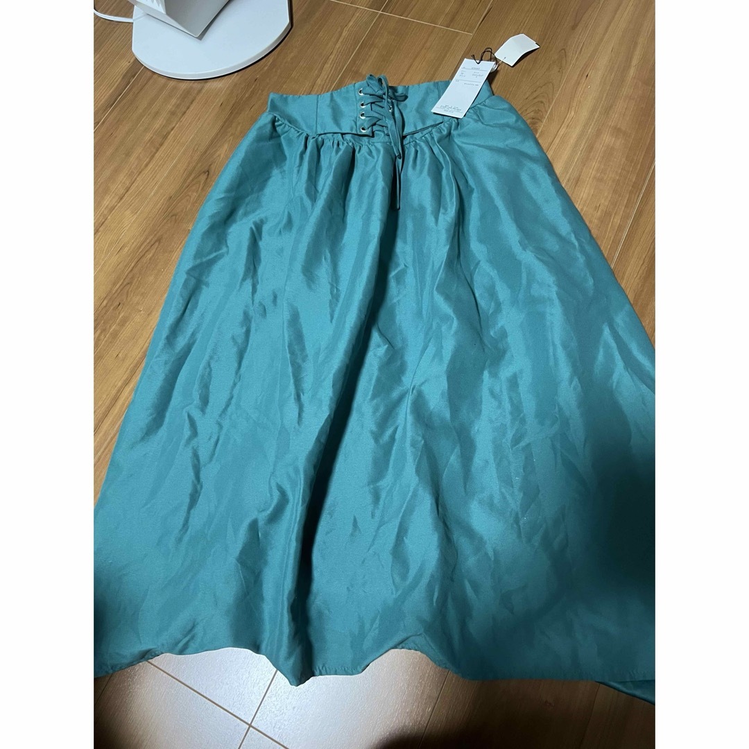エメラルドグリーン　フレアロングスカート　Lサイズ　タグ付き レディースのスカート(ロングスカート)の商品写真
