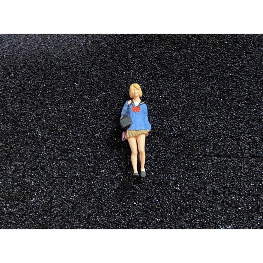 1/64 田舎　女子高生　フィギュア　グラビア　トミカサイズ　ジオラマ日本未発売 ハンドメイドのおもちゃ(フィギュア)の商品写真