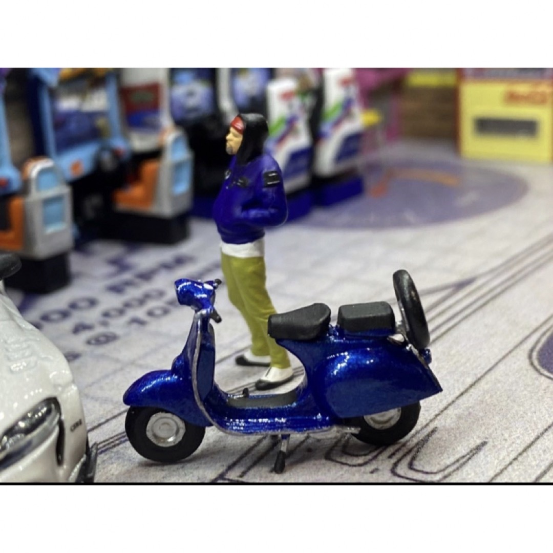 1/64 スケール　ジオラマ　ミニバイク　青　男性　フィギュア　黒　日本未発売 ハンドメイドのおもちゃ(フィギュア)の商品写真
