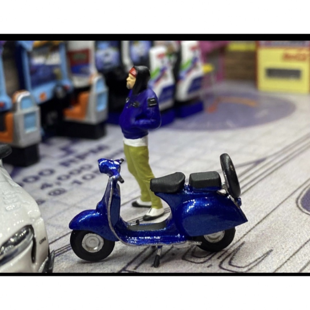 1/64 スケール　ジオラマ　ミニバイク　青　男性　フィギュア　黒　日本未発売 ハンドメイドのおもちゃ(フィギュア)の商品写真