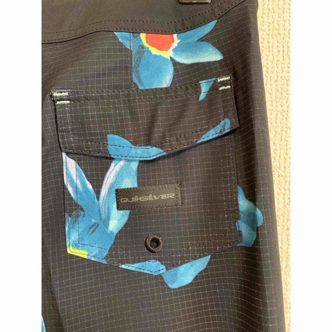 QUIKSILVER(クイックシルバー)の新品タグ付き　QUIKSILVER クイックシルバー　サーフパンツ　定価8800 キッズ/ベビー/マタニティのキッズ服男の子用(90cm~)(水着)の商品写真