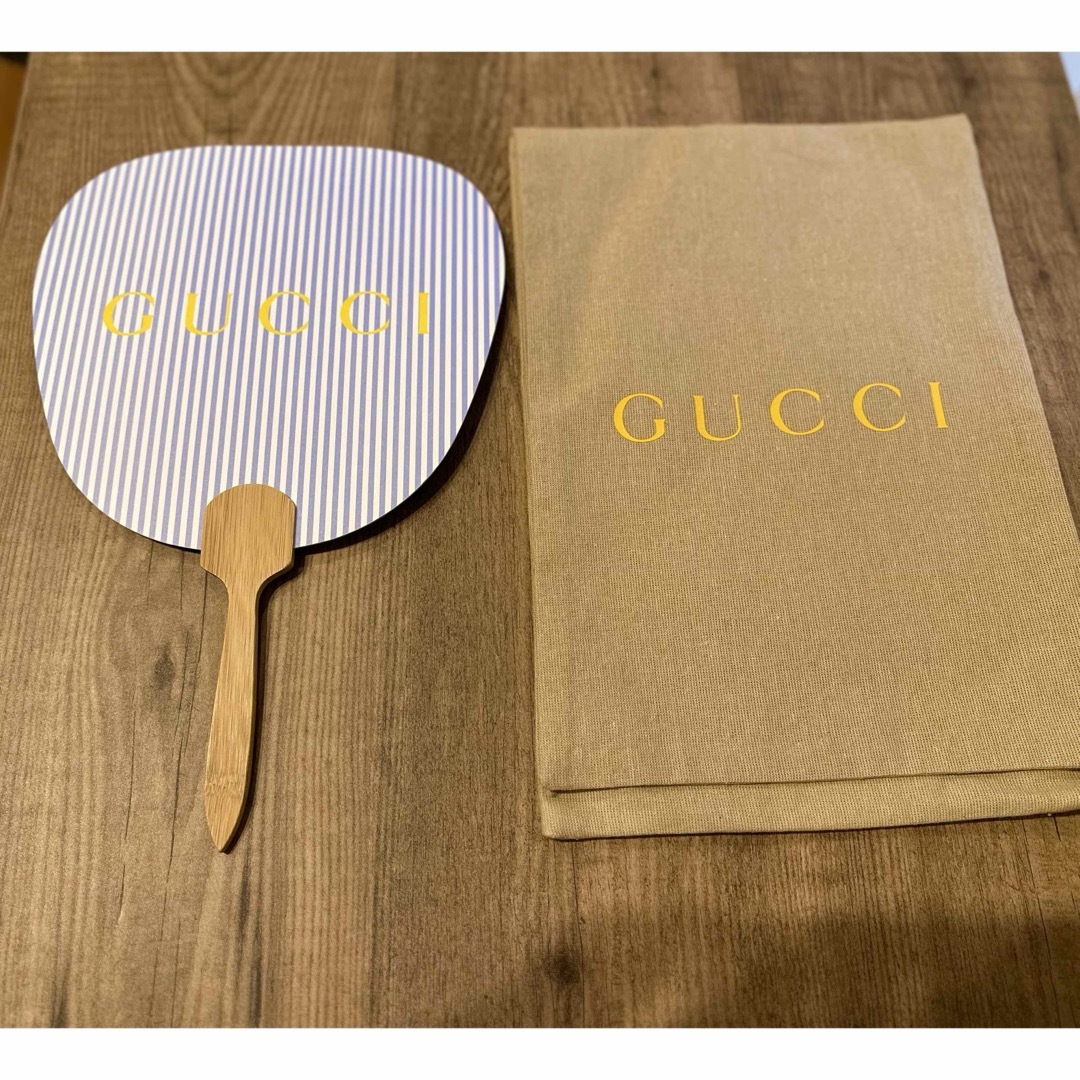 Gucci(グッチ)のGUCCI うちわ　新品未使用　GUCCIロゴ付きカバー付き レディースのファッション小物(その他)の商品写真