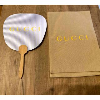 グッチ(Gucci)のGUCCI うちわ　新品未使用　GUCCIロゴ付きカバー付き(その他)