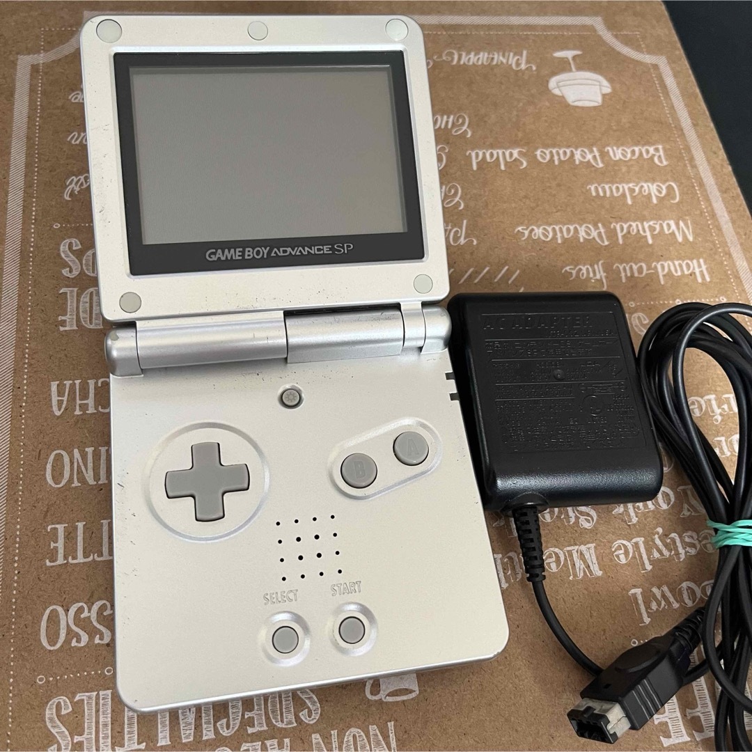 ゲームボーイアドバンスSPと純正充電器 Nintendo 任天堂 エンタメ/ホビーのゲームソフト/ゲーム機本体(携帯用ゲーム機本体)の商品写真