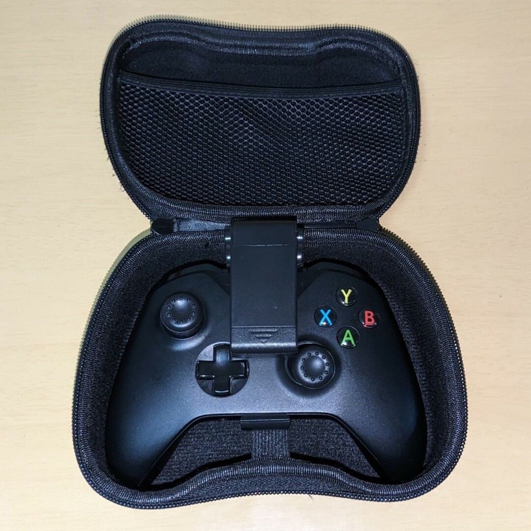 Xbox(エックスボックス)のXbox Oneコントローラー Bluetooth対応 スマホホルダー付き エンタメ/ホビーのゲームソフト/ゲーム機本体(その他)の商品写真