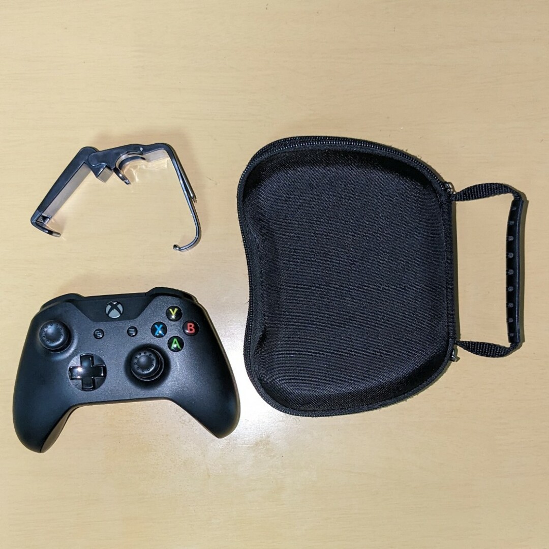 Xbox(エックスボックス)のXbox Oneコントローラー Bluetooth対応 スマホホルダー付き エンタメ/ホビーのゲームソフト/ゲーム機本体(その他)の商品写真