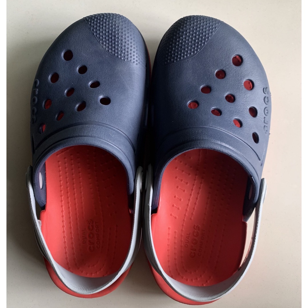 crocs(クロックス)のクロックス　ネイビー×赤　サイズJ1（19.5cm） キッズ/ベビー/マタニティのキッズ靴/シューズ(15cm~)(サンダル)の商品写真