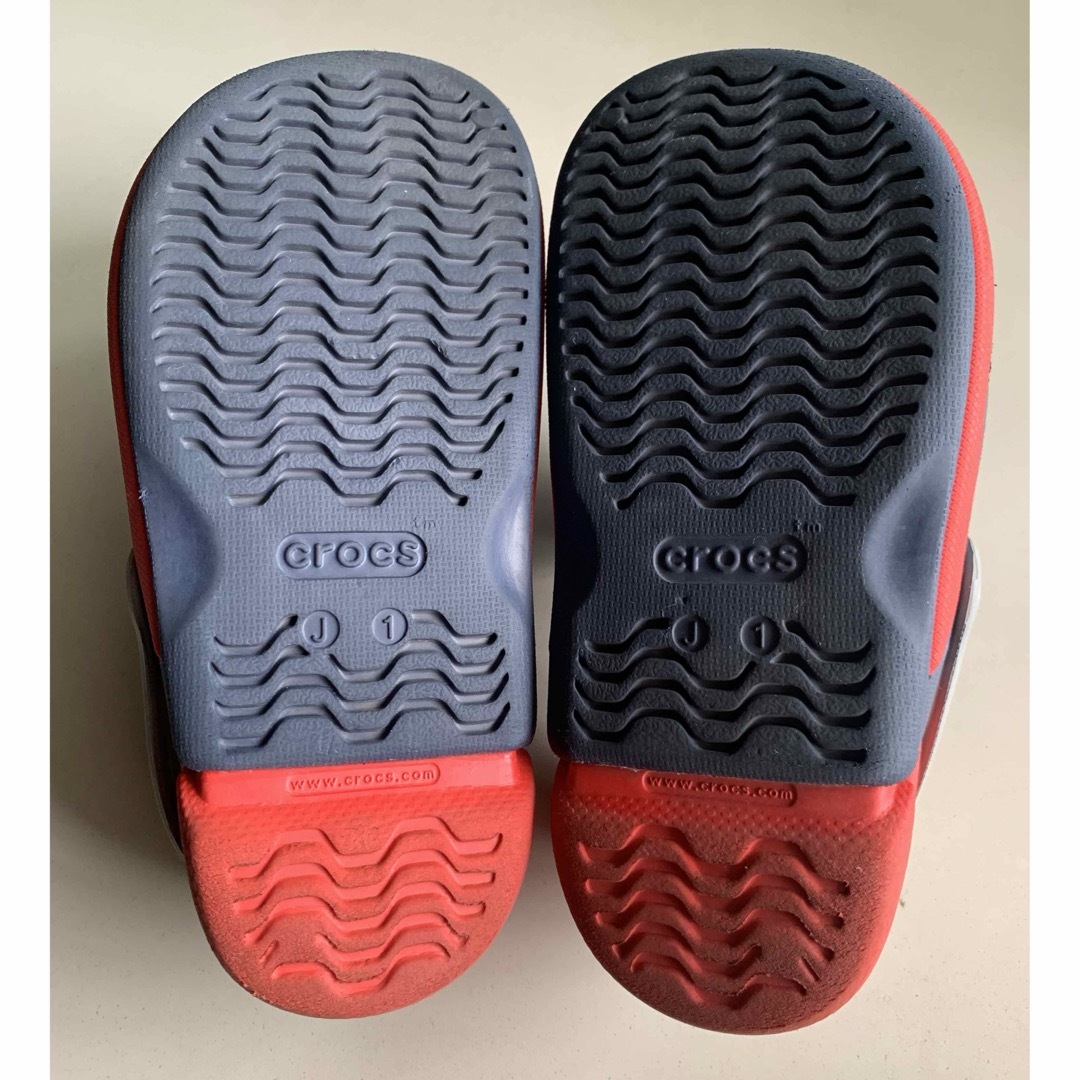 crocs(クロックス)のクロックス　ネイビー×赤　サイズJ1（19.5cm） キッズ/ベビー/マタニティのキッズ靴/シューズ(15cm~)(サンダル)の商品写真