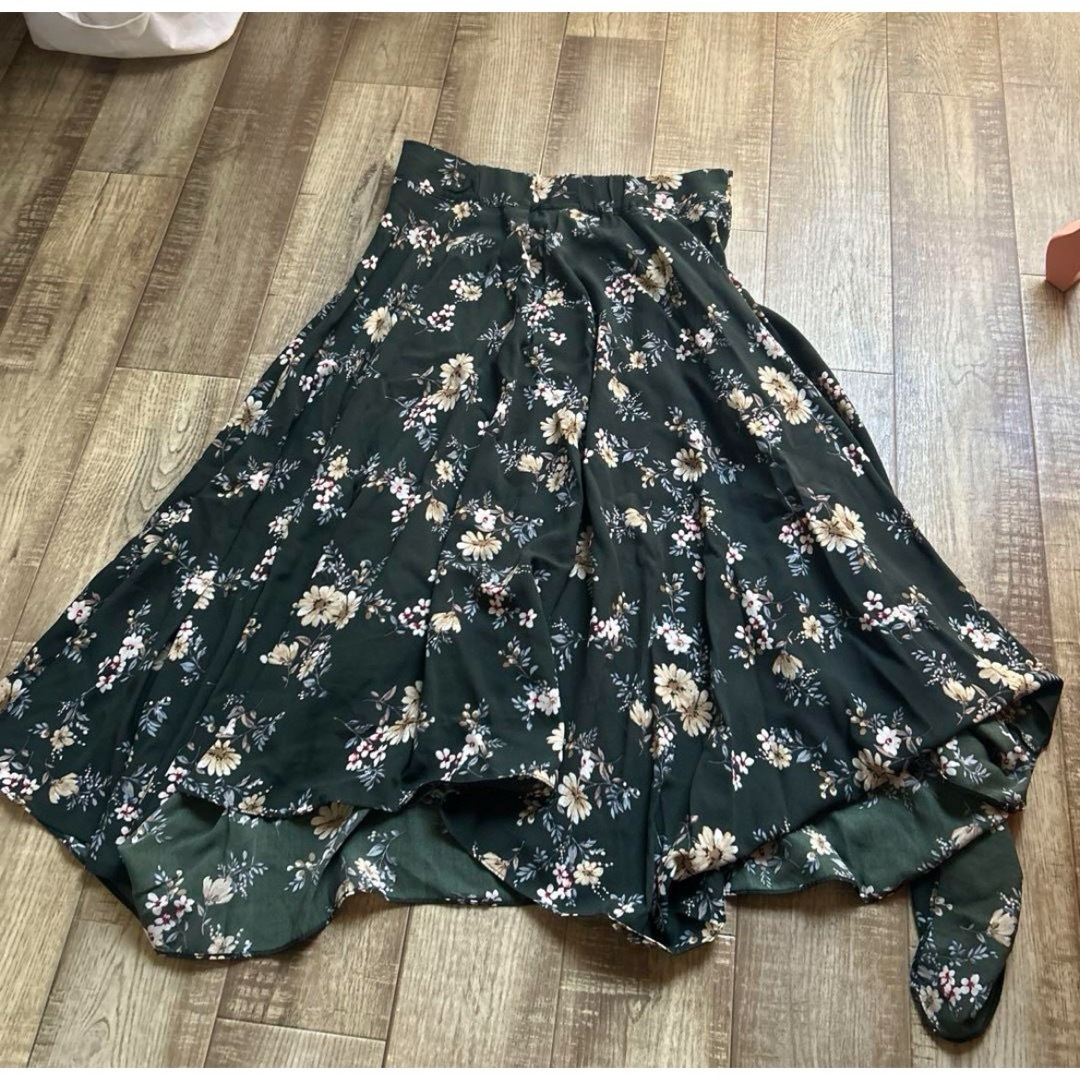 アシンメトリーグリーンスカート　花柄スカート レディースのスカート(ひざ丈スカート)の商品写真