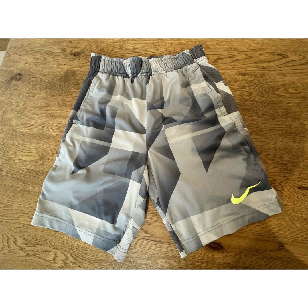 NIKE(ナイキ)のNIKEナイキ DRY-FIT ショートパンツ  M 150cm キッズ/ベビー/マタニティのキッズ服男の子用(90cm~)(パンツ/スパッツ)の商品写真