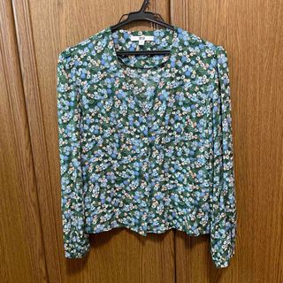 ユニクロ(UNIQLO)のユニクロ　花柄　Vネックブラウス　グリーン　Mサイズ(シャツ/ブラウス(長袖/七分))