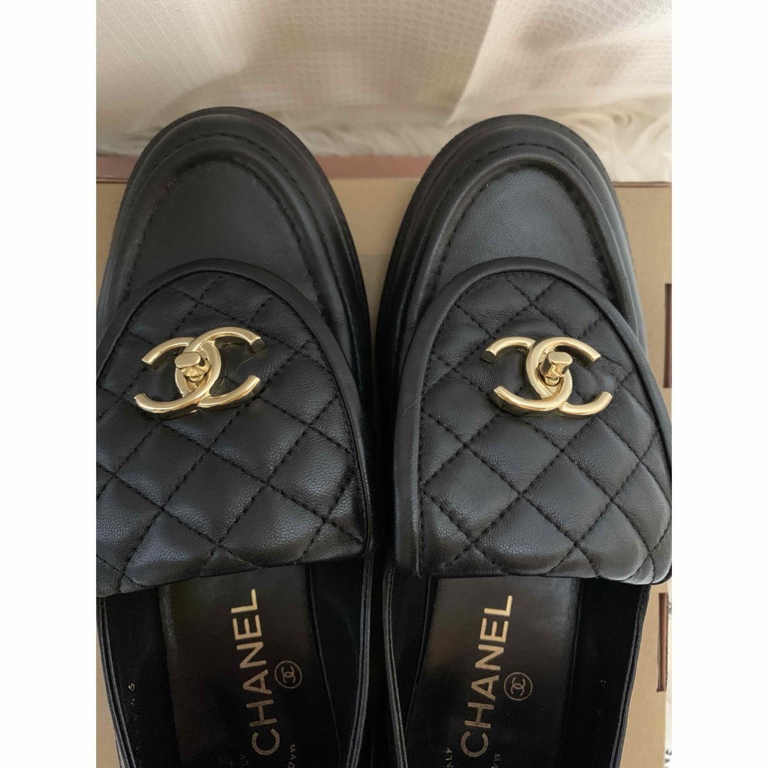 CHANEL(シャネル)の美品　完売品　CHANELシャネル　CCターンロックローファー　38C 黒 レディースの靴/シューズ(ローファー/革靴)の商品写真