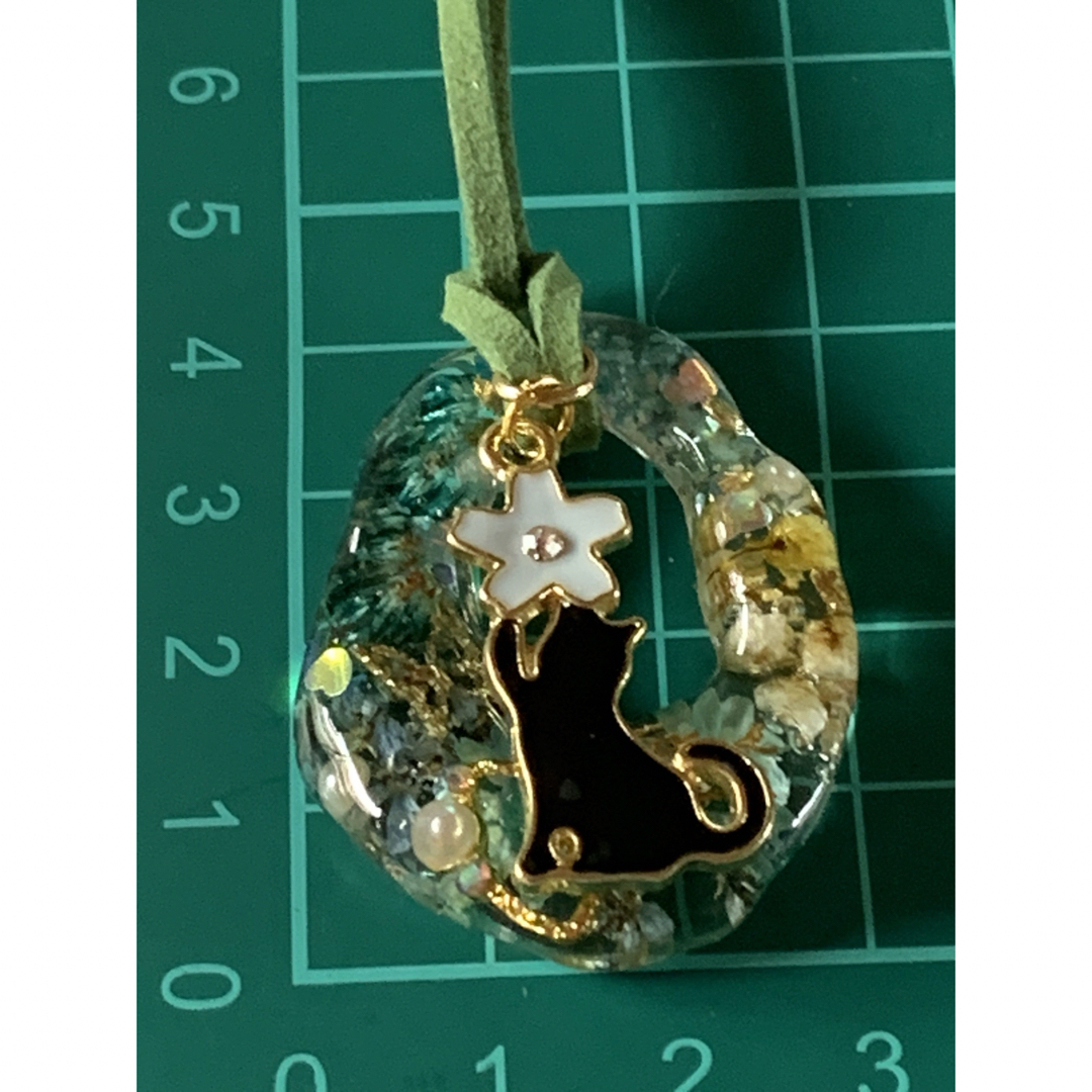No.679 猫　フラワー　レジンネックレス ハンドメイドのアクセサリー(ネックレス)の商品写真