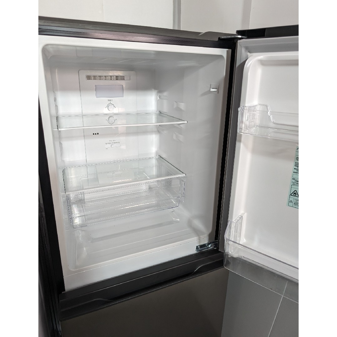 冷蔵庫　洗濯機　ブラックシルバー＆ホワイト　単身カップルサイズ スマホ/家電/カメラの生活家電(冷蔵庫)の商品写真