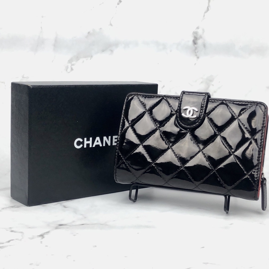 CHANEL(シャネル)のシャネル　マトラッセ　パテント　二つ折り　コンパクト　財布 レディースのファッション小物(財布)の商品写真