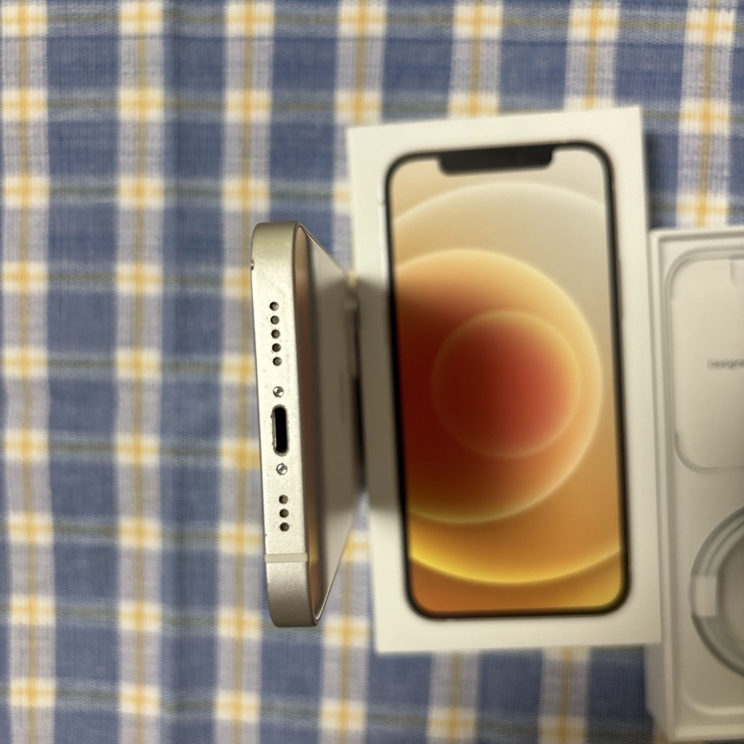 Apple(アップル)のアップル iPhone12 64GB ホワイト 本体　箱ケーブル　ピン付属品付き スマホ/家電/カメラのスマートフォン/携帯電話(スマートフォン本体)の商品写真