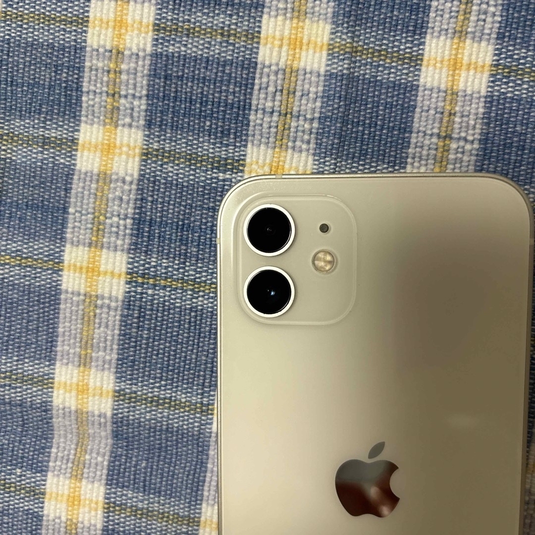 Apple(アップル)のアップル iPhone12 64GB ホワイト 本体　箱ケーブル　ピン付属品付き スマホ/家電/カメラのスマートフォン/携帯電話(スマートフォン本体)の商品写真