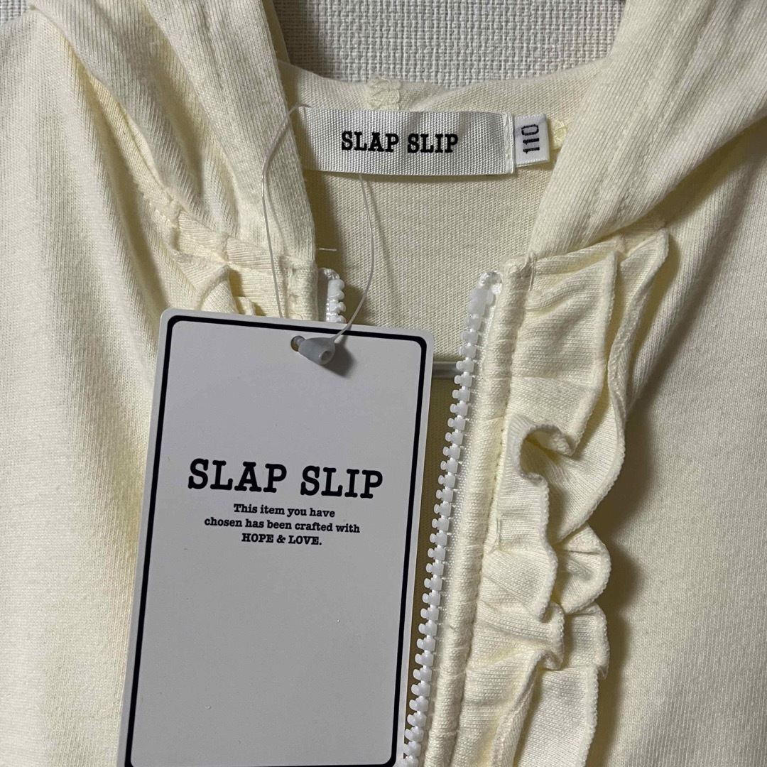 SLAP SLIP(スラップスリップ)の【SLAPSLIP】パーカー フリル ファスナー 薄手 １１０ｃｍ キッズ/ベビー/マタニティのキッズ服女の子用(90cm~)(Tシャツ/カットソー)の商品写真