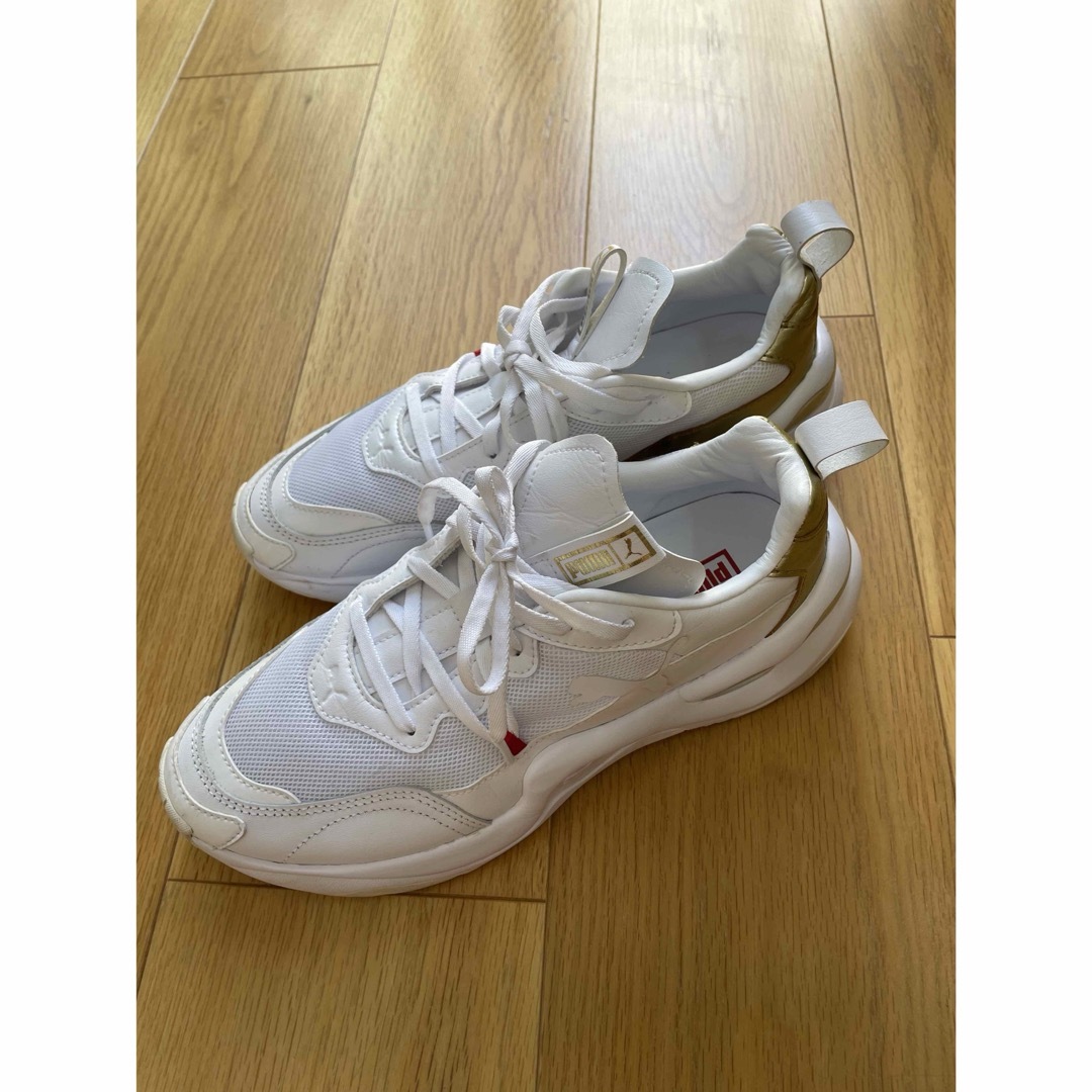 PUMA - プーマ スニーカー 白 ゴールド 新品同様 24.5の通販 by PUMA - プーマ スニーカー 白 ゴールド 新品同様 24.5の通販 by