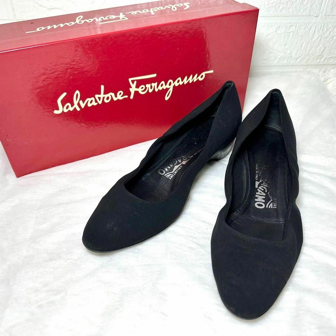 Salvatore Ferragamo(サルヴァトーレフェラガモ)の希少✨サルヴァトーレフェラガモ　パンプス　スエード　黒　5D レディースの靴/シューズ(ハイヒール/パンプス)の商品写真