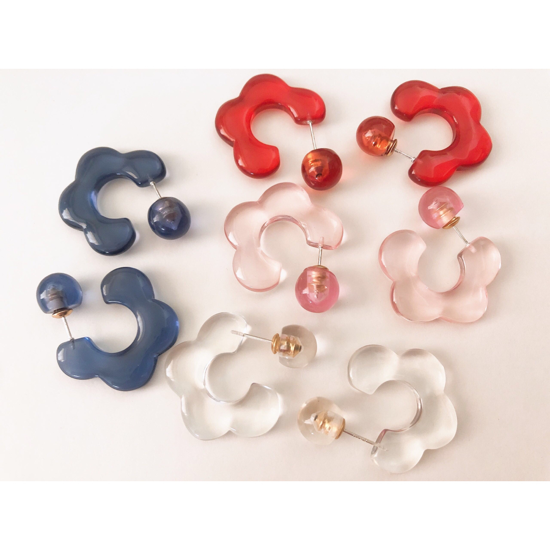 【新品送料無料❗️】アクリル ピアス 花  樹脂 透明  ピンク アクセサリー レディースのアクセサリー(ピアス)の商品写真