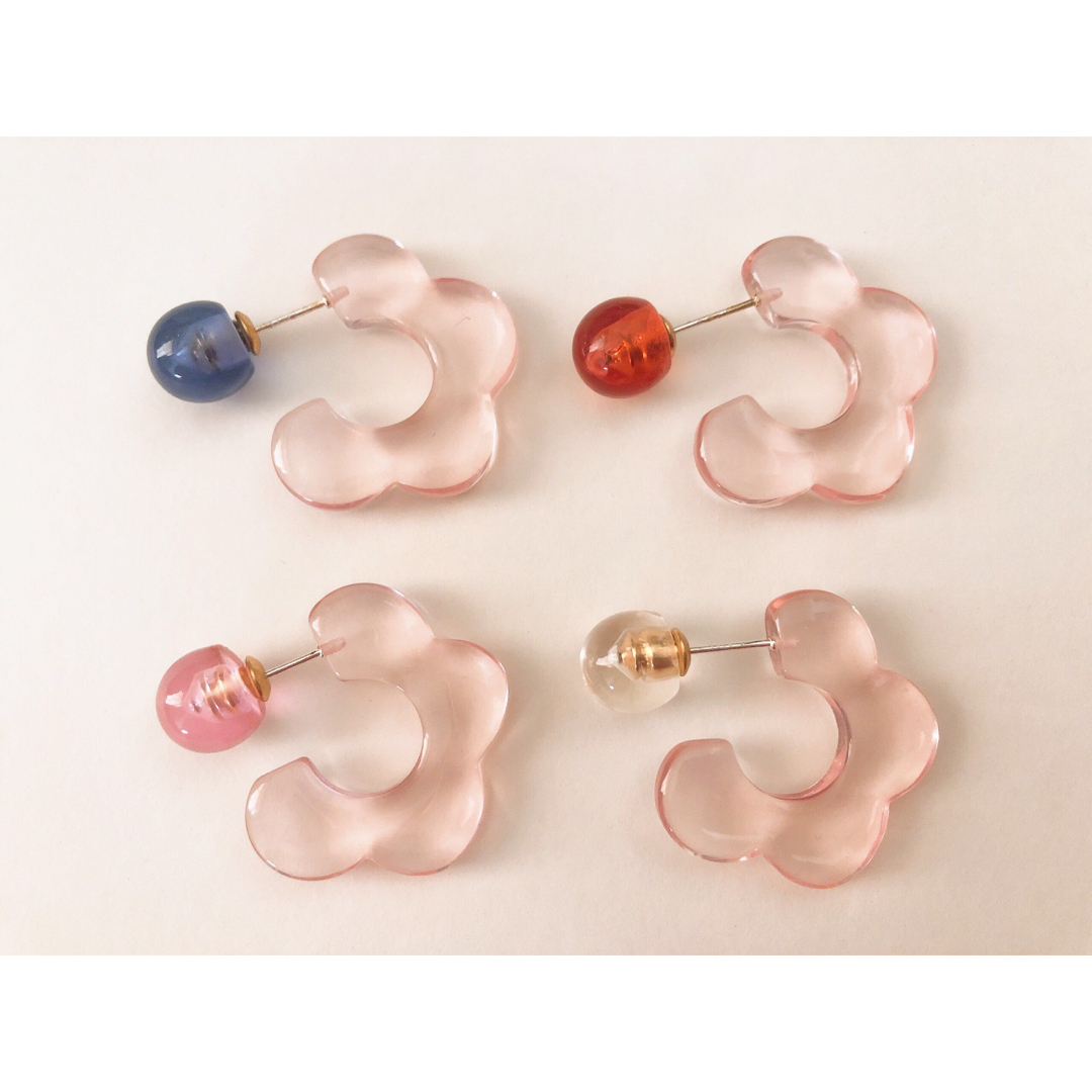 【新品送料無料❗️】アクリル ピアス 花  樹脂 透明  ピンク アクセサリー レディースのアクセサリー(ピアス)の商品写真