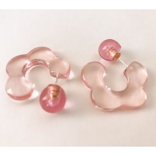 【新品送料無料❗️】アクリル ピアス 花  樹脂 透明  ピンク アクセサリー(ピアス)