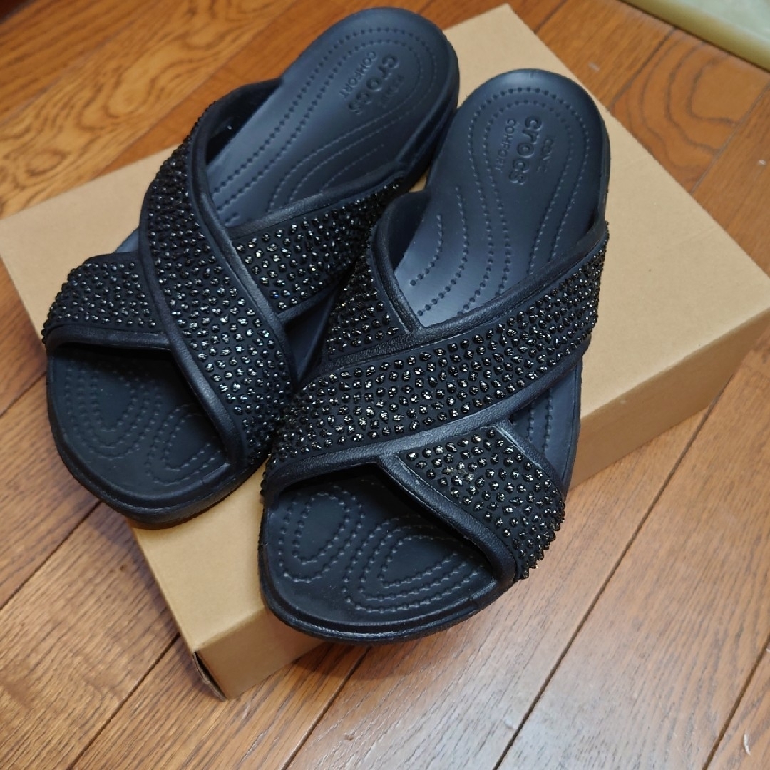 crocs(クロックス)のcrocsクロックス　厚底ビーズサンダル W9(25cm)　黒 レディースの靴/シューズ(サンダル)の商品写真