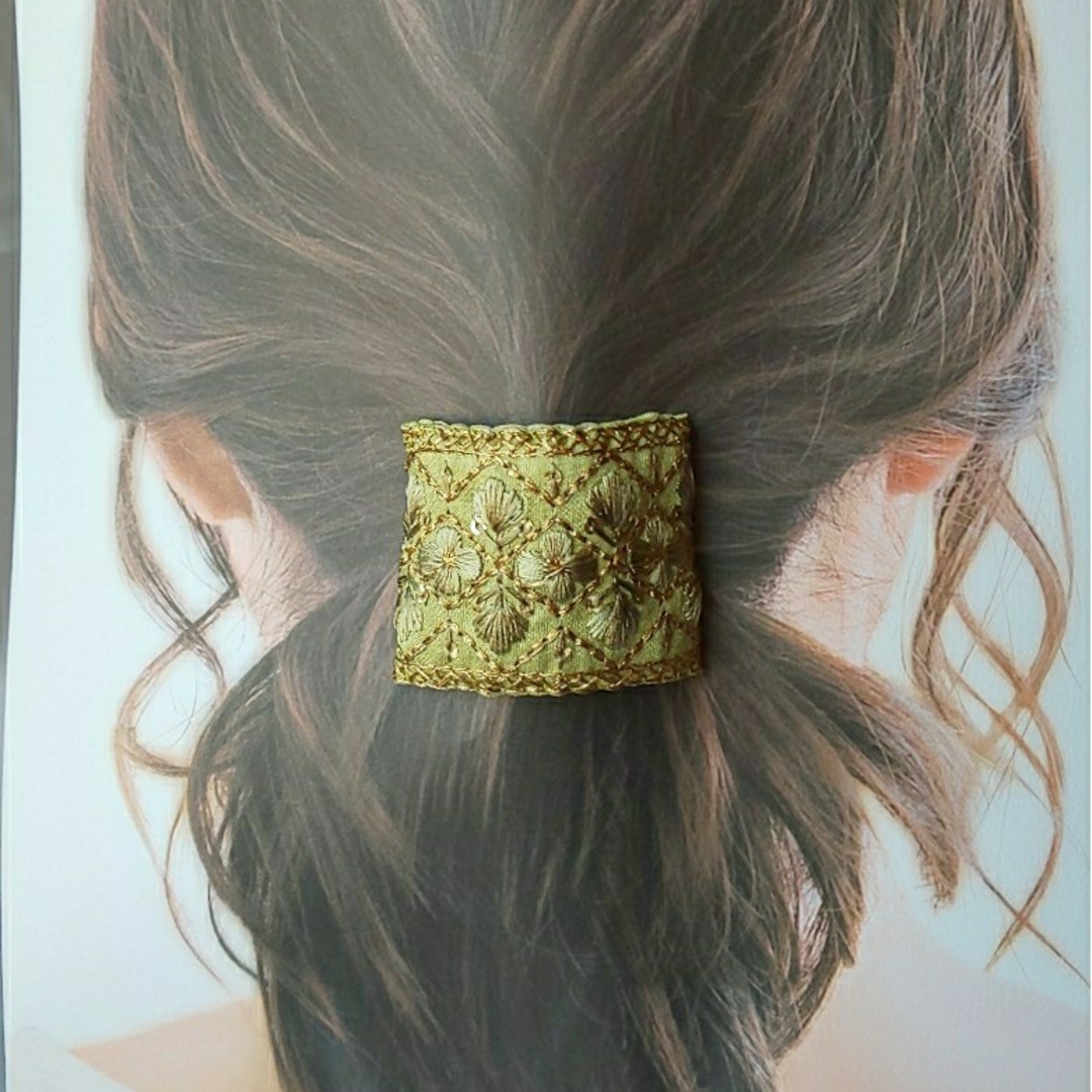 ピスタチオグリーンの小花柄インド刺繍リボンの四角いポニーフック ハンドメイドのアクセサリー(ヘアアクセサリー)の商品写真