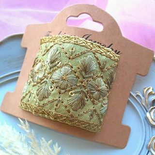 ピスタチオグリーンの小花柄インド刺繍リボンの四角いポニーフック(ヘアアクセサリー)