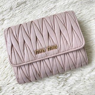 ミュウミュウ(miumiu)のMIU MIU マテラッセ 二つ折り財布 ロゴ金具 コンパクト ピンクベージュ(財布)