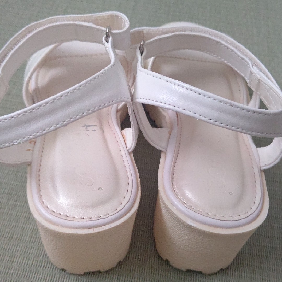 女の子 子供サンダル 白 20cm キッズ/ベビー/マタニティのキッズ靴/シューズ(15cm~)(サンダル)の商品写真