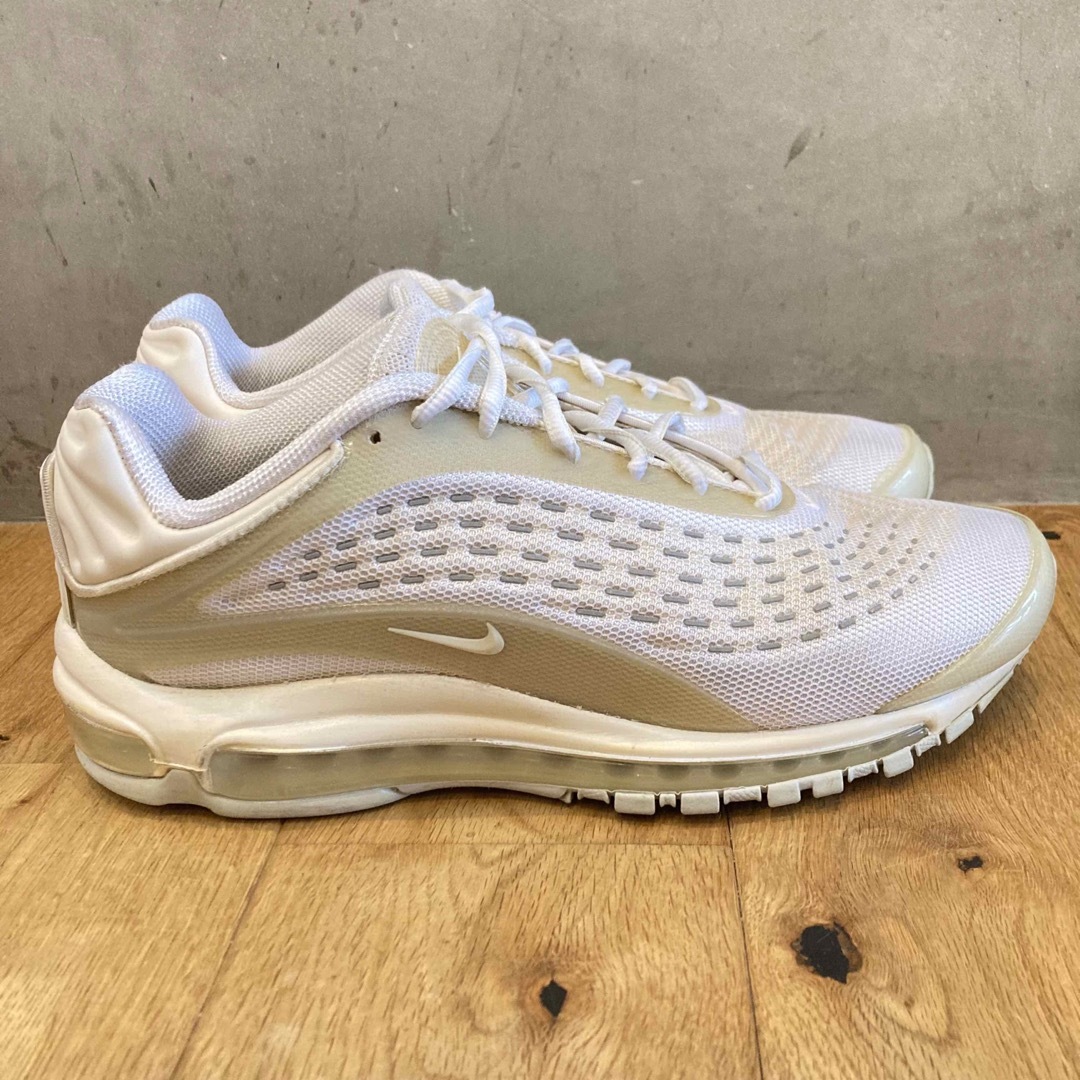 NIKE(ナイキ)のNIKE ナイキ AIR MAX DELUXE メンズ　スニーカー　白　27cm メンズの靴/シューズ(スニーカー)の商品写真