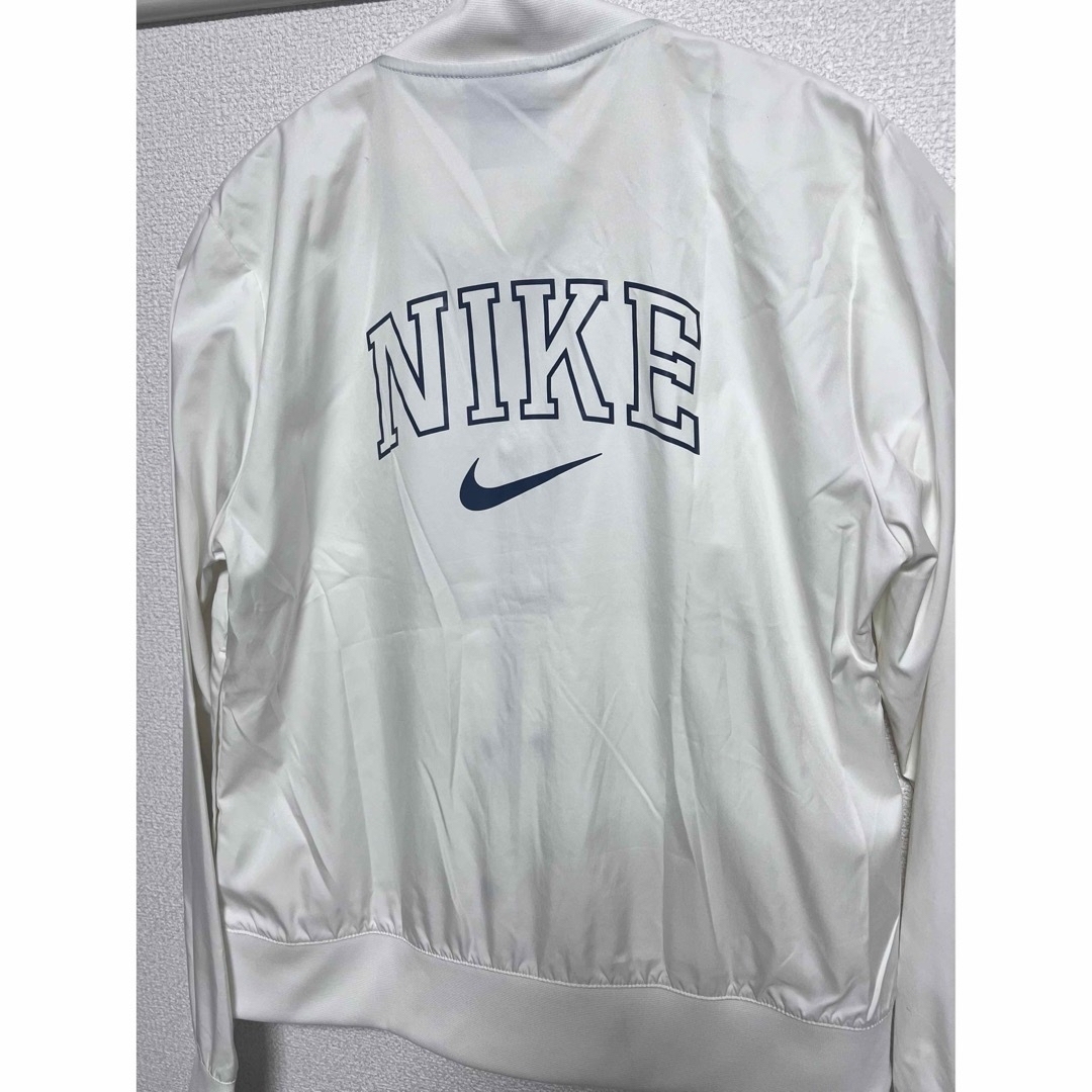 NIKE(ナイキ)のNIKE ナイキ ウィメンズ バーシティジャケット ナイロン 白ホワイト S  レディースのジャケット/アウター(ナイロンジャケット)の商品写真
