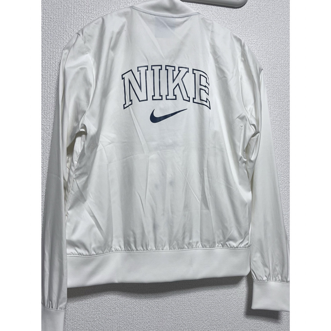 NIKE(ナイキ)のNIKE ナイキ ウィメンズ バーシティジャケット ナイロン 白ホワイト S  レディースのジャケット/アウター(ナイロンジャケット)の商品写真