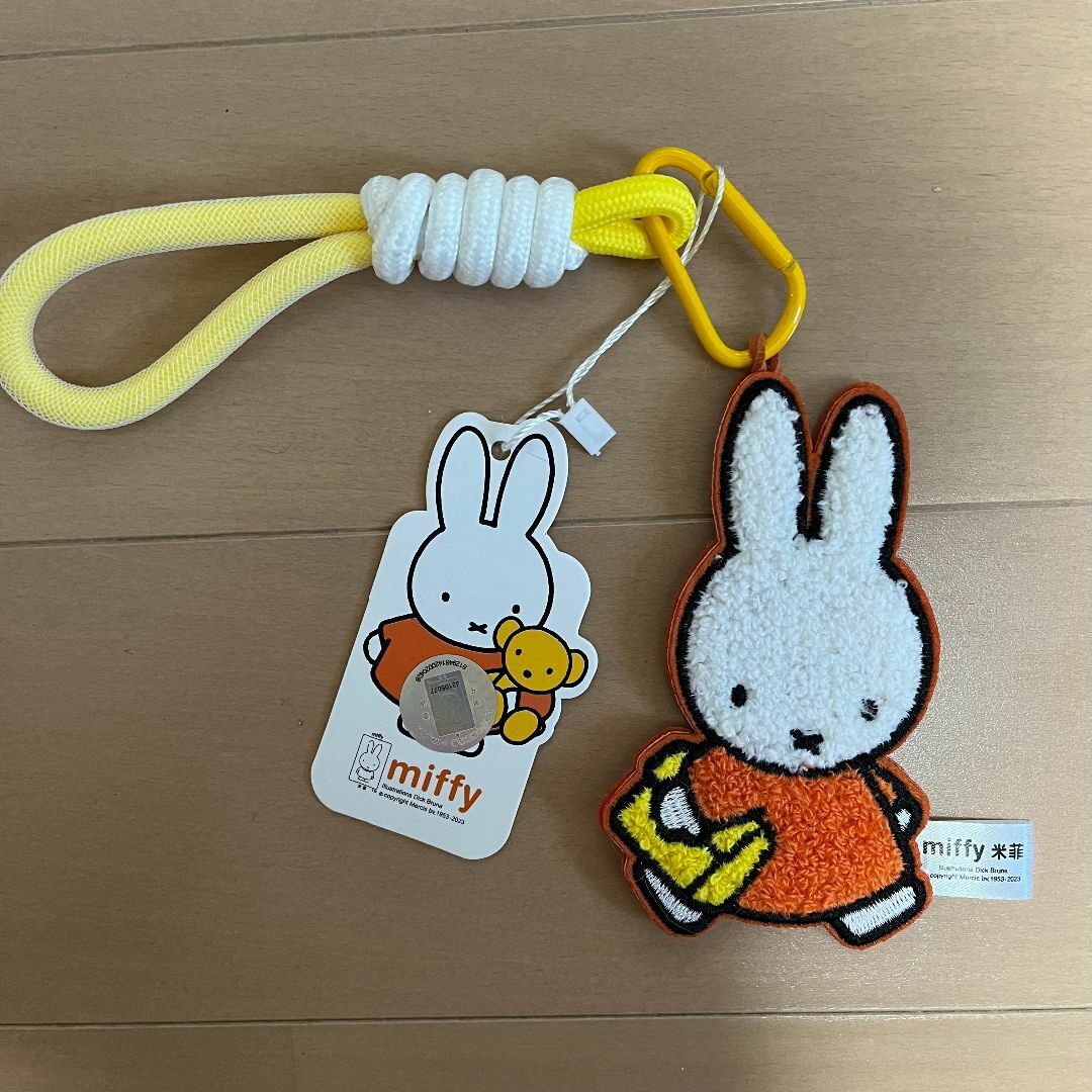 miffy(ミッフィー)のミッフィー　もこもこ刺繍キーホルダー　miffy 日本未発売　タイプ1 エンタメ/ホビーのアニメグッズ(キーホルダー)の商品写真