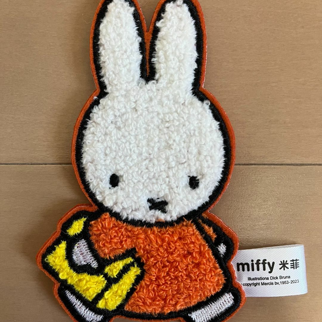miffy(ミッフィー)のミッフィー　もこもこ刺繍キーホルダー　miffy 日本未発売　タイプ1 エンタメ/ホビーのアニメグッズ(キーホルダー)の商品写真