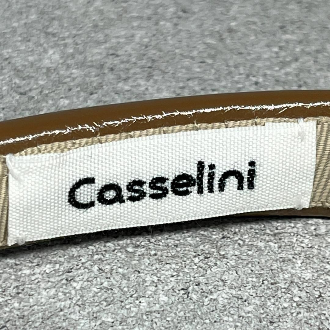 Casselini(キャセリーニ)のキャセリーニ カチューシャ フェイクレザー 合皮 シンプル ブラウンベージュ レディースのヘアアクセサリー(カチューシャ)の商品写真