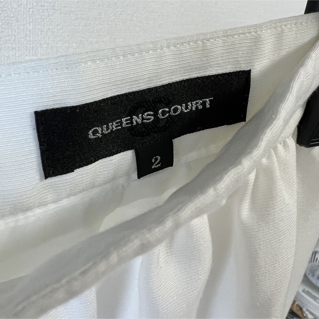 QUEENS COURT(クイーンズコート)のQUEENS COURT クイーンズコート　ホワイトスカート　サイズ2 レディースのスカート(ひざ丈スカート)の商品写真