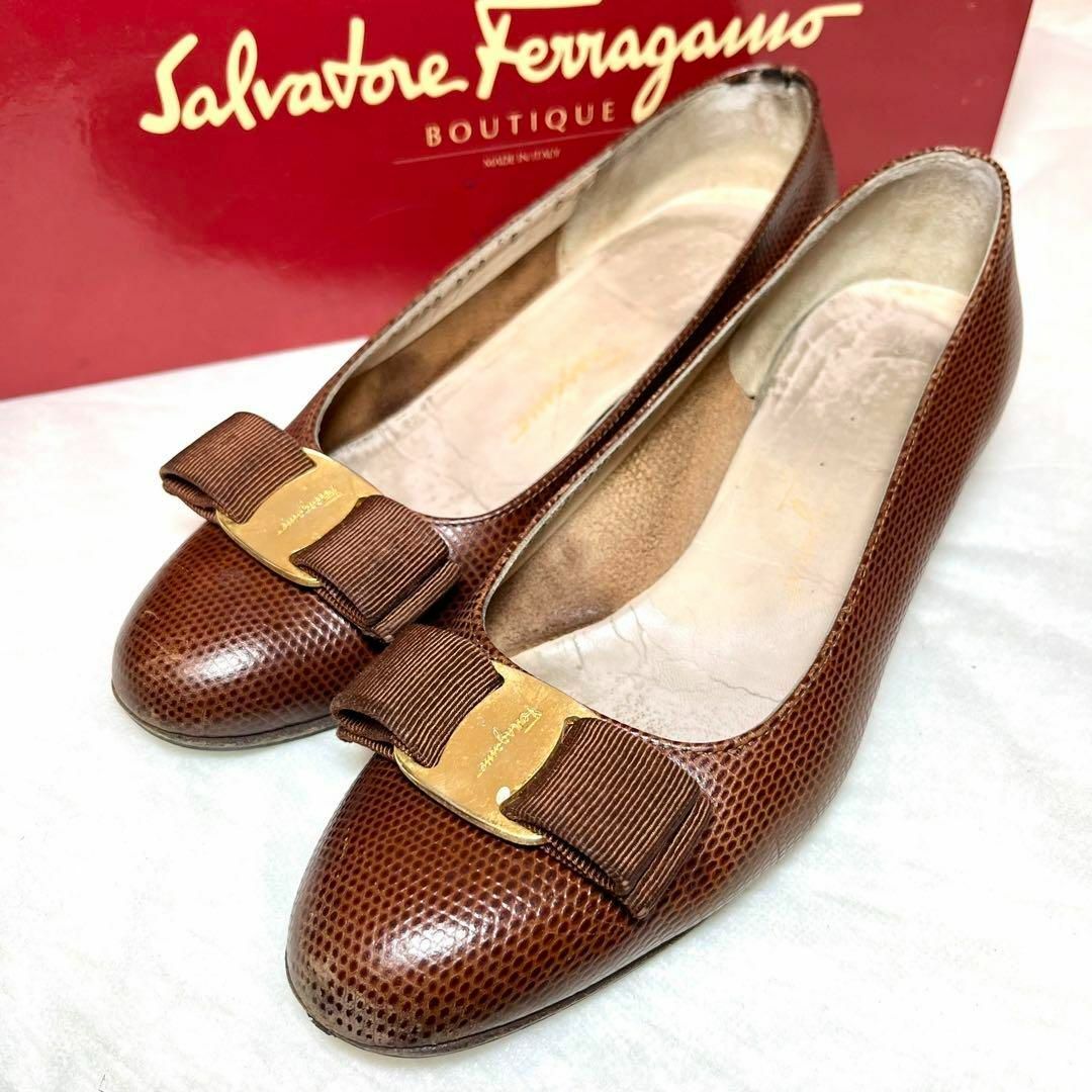 Salvatore Ferragamo(サルヴァトーレフェラガモ)のサルヴァトーレフェラガモ　ヴァラ　パンプス　クロコ型押し　茶　5C レディースの靴/シューズ(ハイヒール/パンプス)の商品写真