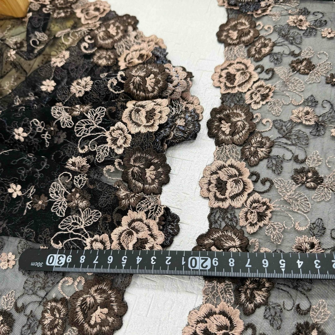 S531【4m】良い品質花柄刺繍チュールレース生地　黒地×茶系糸 ハンドメイドの素材/材料(生地/糸)の商品写真