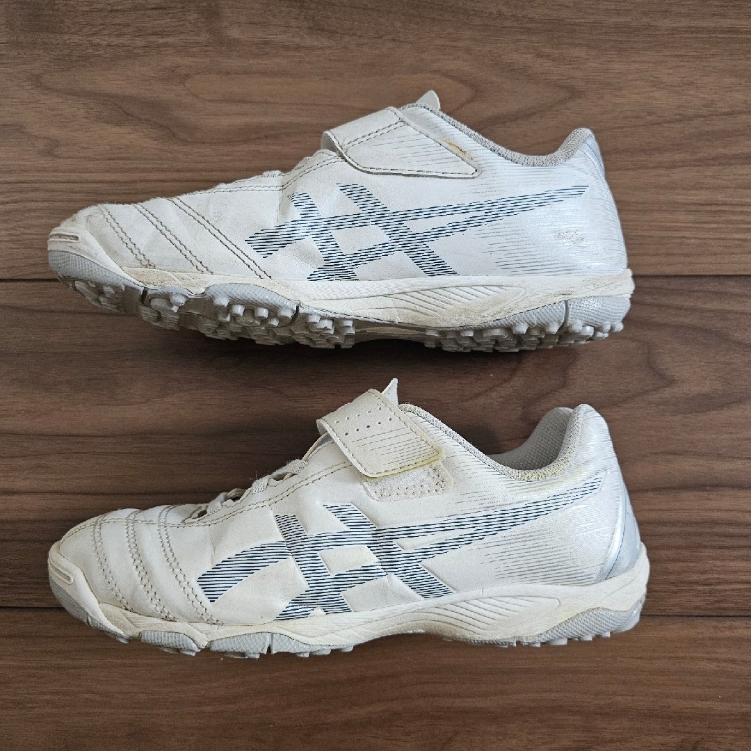 asics(アシックス)のトレーニングシューズ　21㎝ スポーツ/アウトドアのサッカー/フットサル(シューズ)の商品写真